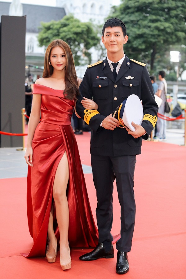 Diễn viên Khả Ngân cùng với Song Luân xuất hiện trên thảm đỏ Giải thưởng Hàn lâm sáng tạo châu Á 2018 (Asian Academy Creative Awards) tổ chức tại Singapore tối 7/12.