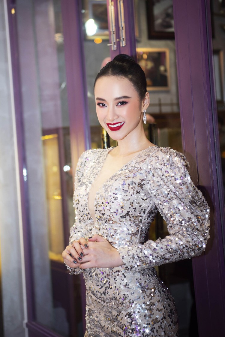 Là nghệ sĩ xuất hiện tại sự kiện đầu tiên, Angela Phương Trinh nhanh chóng thu hút đông đảo truyền thông cùng các khách mời đang có mặt.  