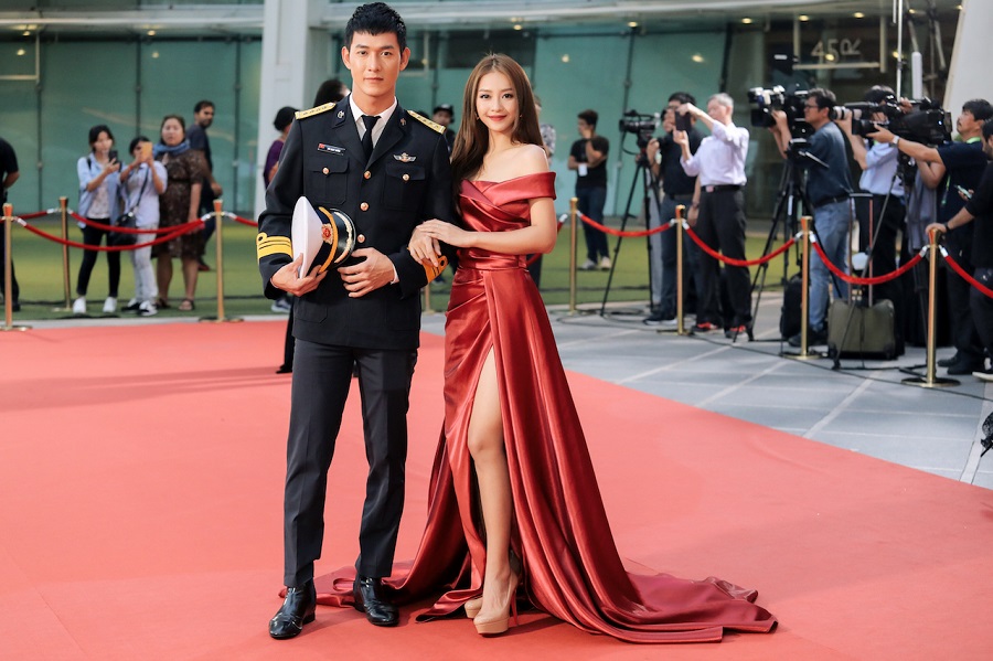 Khả Ngân diện chiếc đầm xẻ cao khoe dáng quyến rũ và sang trọng bên cạnh nam diễn viên - ca sĩ Song Luân.  