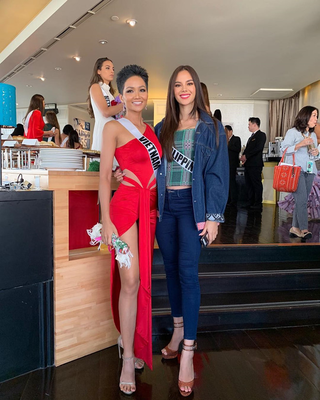Hen đọ sắc cùng cô gái được trang Missosology đánh giá mạnh nhất năm nay - Hoa hậu Philippines - Catriona Gray. Nếu người đẹp Việt phô diễn hình thể nóng bỏng với váy đỏ cut-out táo bạo thì đại diện 