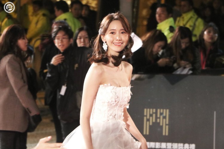 Yoona đẹp như thiên thần trên thảm đỏ Macau.  