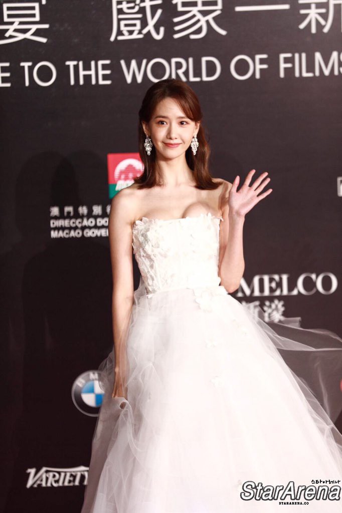 Cô nàng diện bộ đầm trắng công chúa, bồng bềnh, tinh khôi, làm tôn lên nét đẹp mỏng manh của Yoona.  