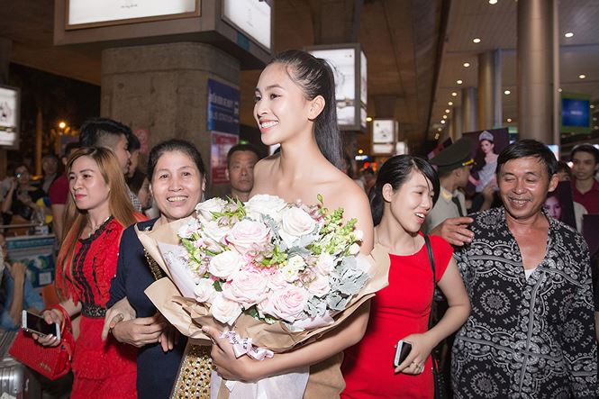 Người thân của hoa hậu Tiểu Vy cũng đã có mặt ở sân bay để chào đón cô sau hành trình dài tại Miss World.  