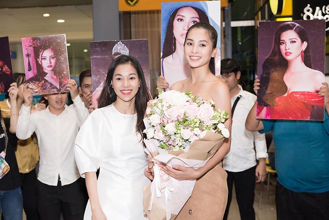 Bà Phạm Kim Dung, Tổng giám đốc Cty Sen Vàng tặng hoa chúc mừng những thành công vừa qua của Hoa hậu Tiểu Vy.  
