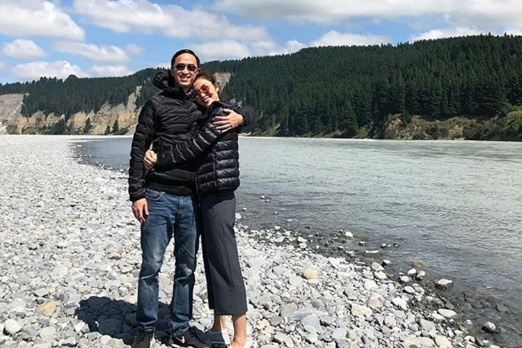 Du xuân ở New Zealand, vợ chồng Hà Tăng diện áo khoác đôi.