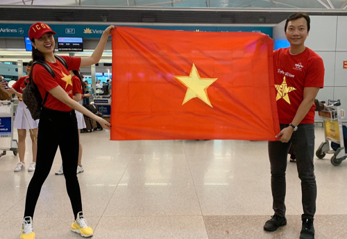 Trước chuyến bay, các hành khách được phát áo thun đỏ sao vàng, cờ và những tấm băng rôn cổ động.    