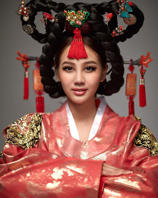 Người đẹp đến từ Hàn Quốc chọn trang phục truyền thống hanbok dự thi Miss Universe. Cô ghi điểm bởi vẻ ngoài xinh đẹp cùng kiểu tóc cầu kỳ, đậm chất cổ trang  