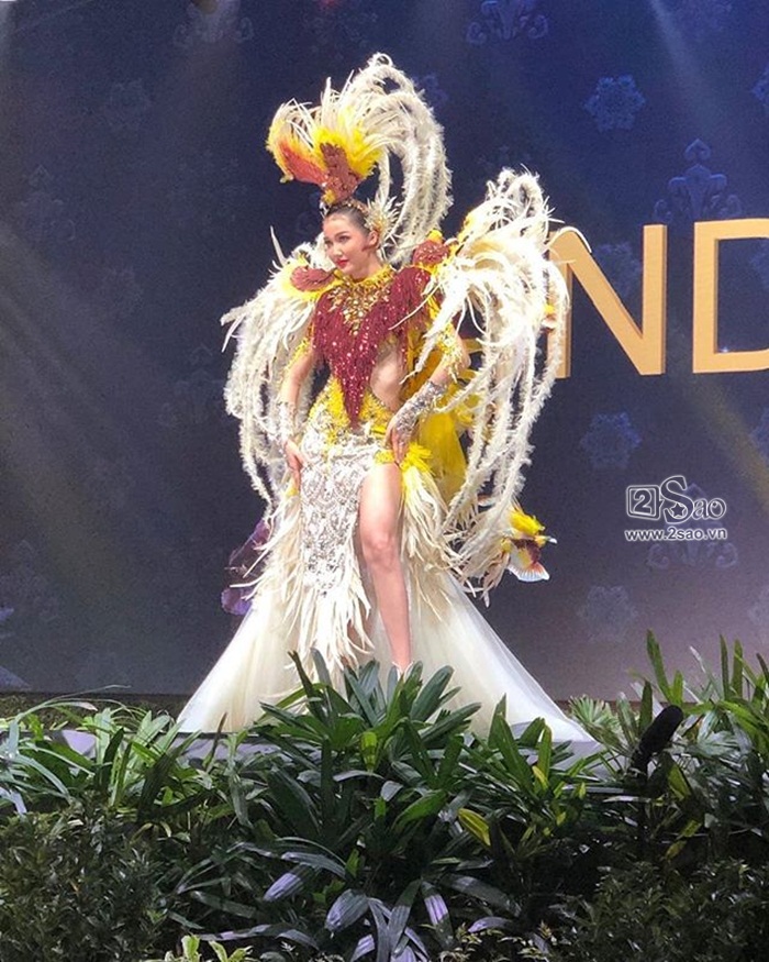 Đại diện Indonesia diện quốc phục lấy cảm hứng từ loài chim Thiên đường.    