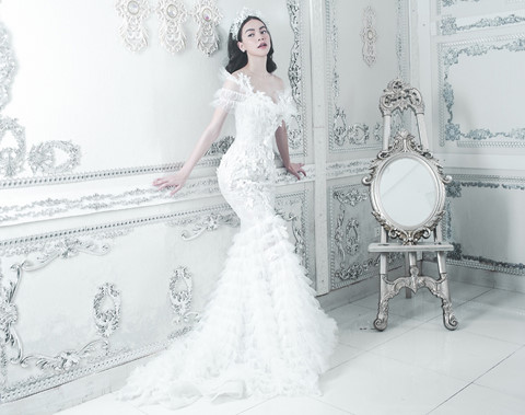 Hồ Ngọc Hà xinh đẹp như một nữ thần trong bộ váy trắng kết hợp với phần cắt cúp gợi cảm   