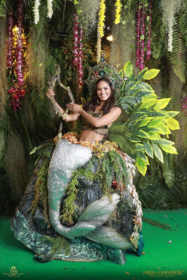 Người đẹp Peru mang hình mẫu nàng tiên cá lên sân khấu.    