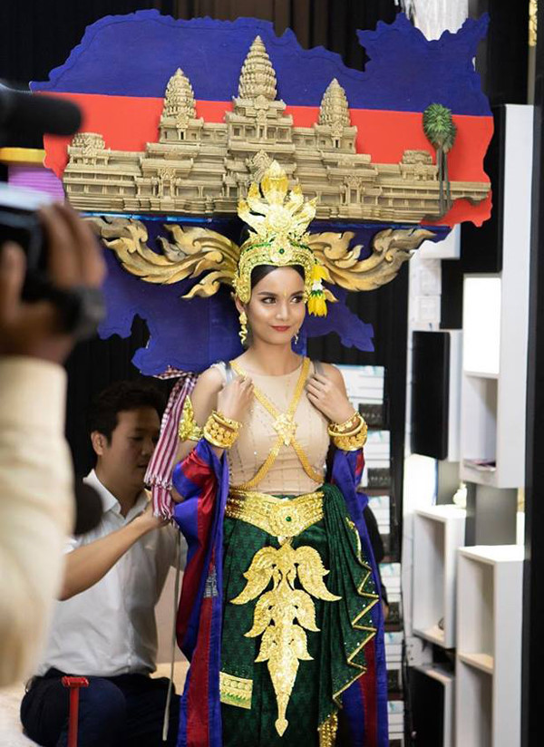 Đại diện Campuchia gây ấn tượng với bộ trang phục dân tộc được lấy cảm hứng từ Angkor wat. Với màu sắc chủ đạo là màu của quốc kỳ, kèm theo hình ảnh bản đồ Campuchia, trang phục sẽ mang đến nhiều bất ngờ tại cuộc thi   