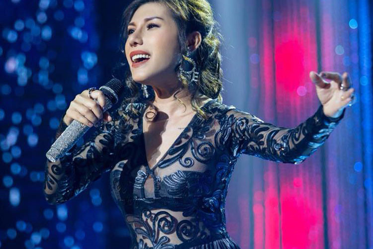 Nữ ca sĩ tự tin diện trang phục gợi cảm trên sân khấu sau ca đặt túi ngực mới.  