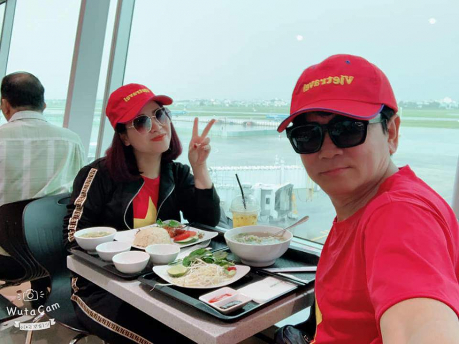 Vợ chồng diễn viên hài Kiều Linh - Mai Sơn cũng hào hứng chia sẻ khoảnh khắc chuẩn bị lên đường sang Malaysia sáng nay.    