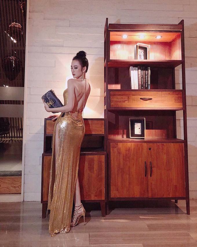Angela Phương Trinh khoe lưng trần gợi cảm trong mẫu đầm nhũ vàng. Cô nàng chọn cao gót ton sur ton với chiếc váy.     