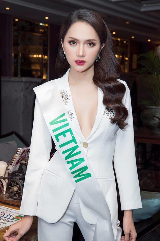 Cũng là vest không nội y, Hoa hậu Hương Giang lại khiến fan khen nức nở vì vẻ ngoài thanh lịch và vô cùng gợi cảm.    