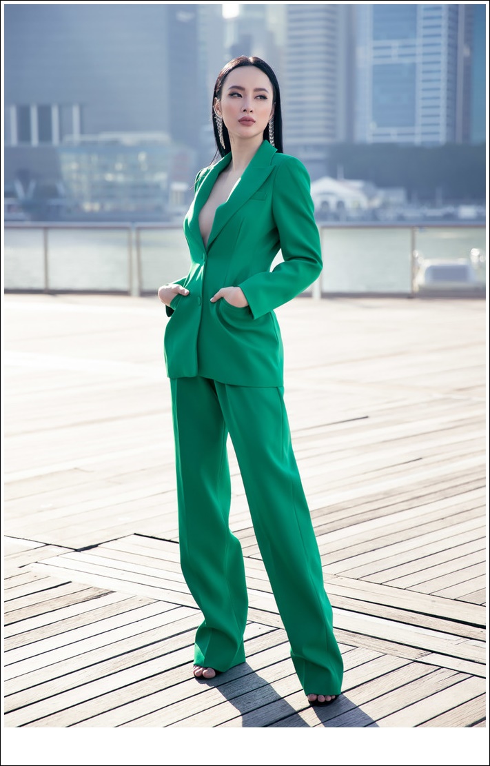  Angela Phương Trinh nổi bật với set vest xanh lá  