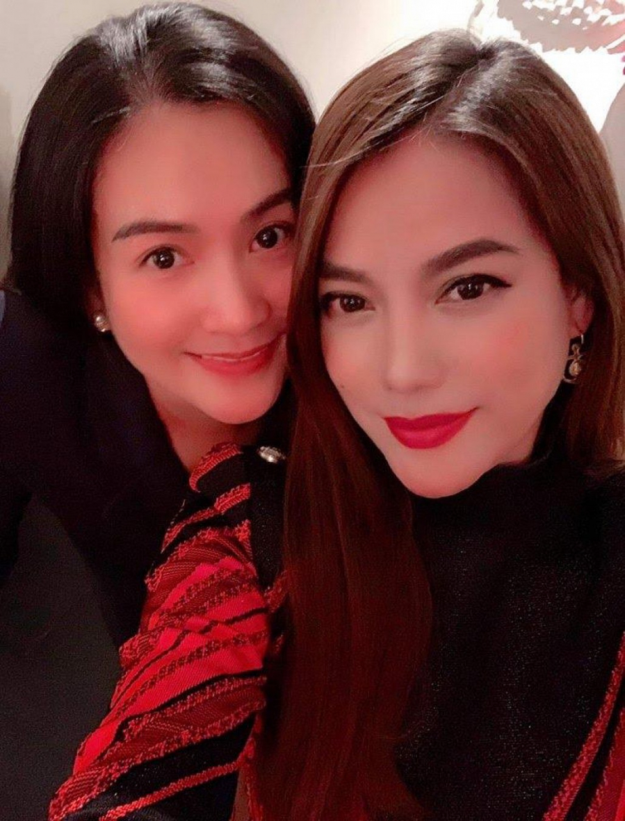 Hai người tỏ ra vô cùng thân thiết trong buổi tiệc