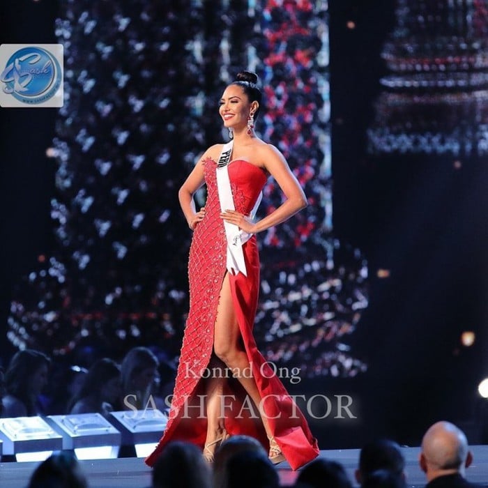 Hoa hậu Peru khoe sắc với trang phục đỏ.