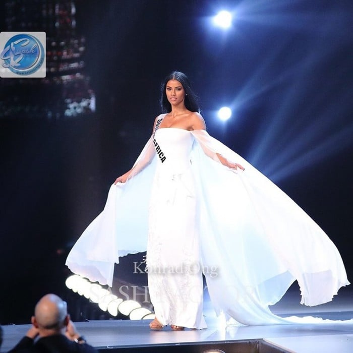 Hoa hậu Nam Phi thướt tha, bay bổng trong bộ trang phục dạ hội màu trắng. Cô đã càn quét sân khấu bán kết một cách thuyết phục.