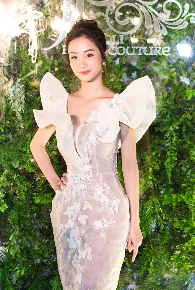 Người đẹp Jun Vũ diện váy trắng kiêu sa, phần vai được cách điệu cầu kỳ.    