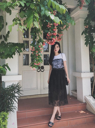 Áo thun phối với chân váy ren làm tăng vẻ nữ tính cho Hà Trang.  