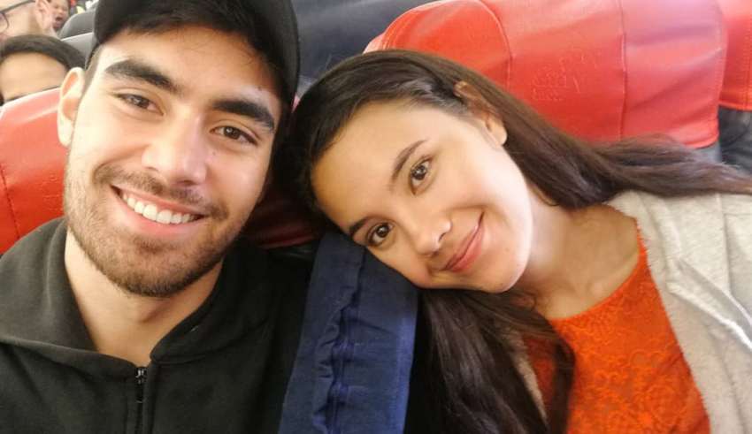 Hai người luôn được khen ngợi là cặp trai tài gái sắc của giới giải trí Philippines. Anh và Catriona Gray gặp nhau lần đầu tiên trong thang máy. Ngay từ ánh nhìn đầu tiên, chàng trai đã phải lòng người đẹp và chủ động