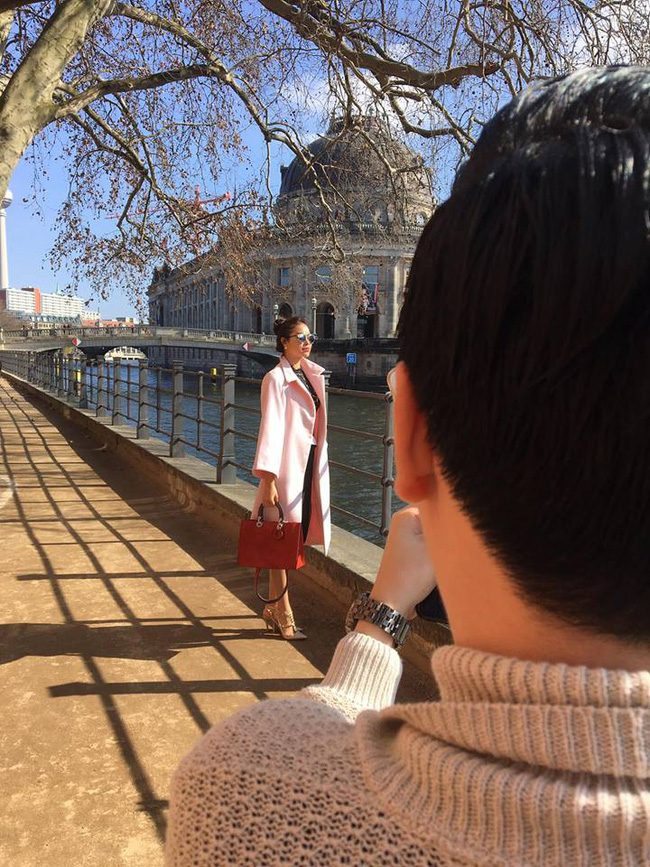 Phạm Hương diện áo khoác hồng khá rộng và chọn những góc chụp để khéo che thân hình.  