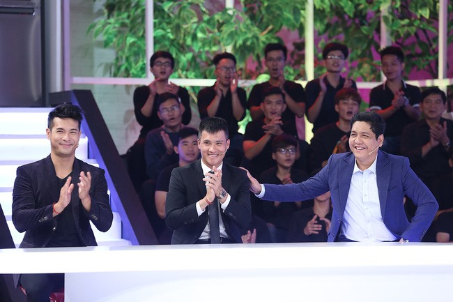 Hành động bất chấp chồng ngồi trước mặt mà vẫn “hồn nhiên” kể về người yêu cũ của Thủy Tiên khiến Công Vinh đòi ký đơn ly hôn.