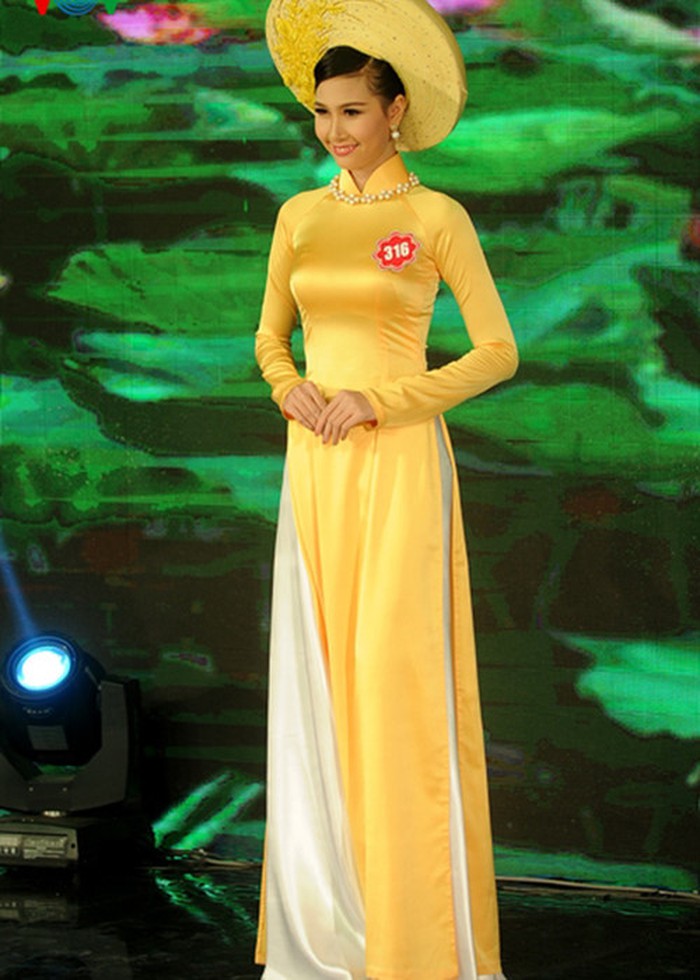 Vẻ đẹp của Nguyễn Thị Hà Hoa hậu Việt Nam 2014 được nhận xét hiền dịu.