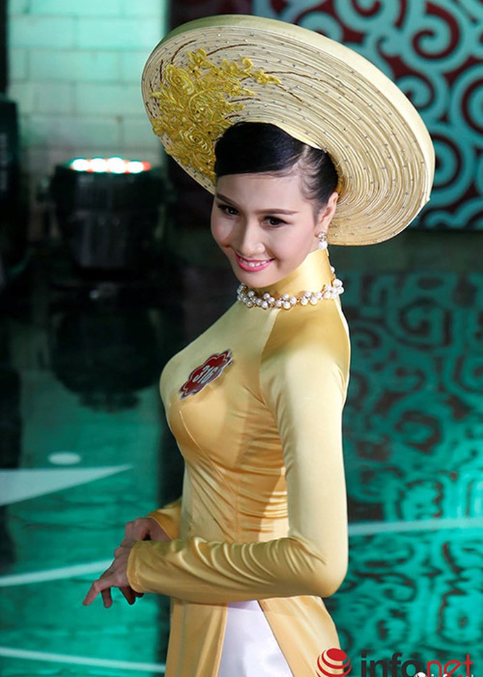 Hình ảnh Nguyễn Thị Hà dịu dàng trong tà áo dài tại cuộc thi Hoa hậu Việt Nam cách đây 4 năm.