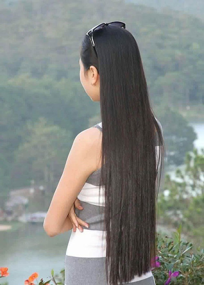 Mái tóc dài suôn mượt của Nguyễn Thị Hà gây ấn tượng với người đối diện. 