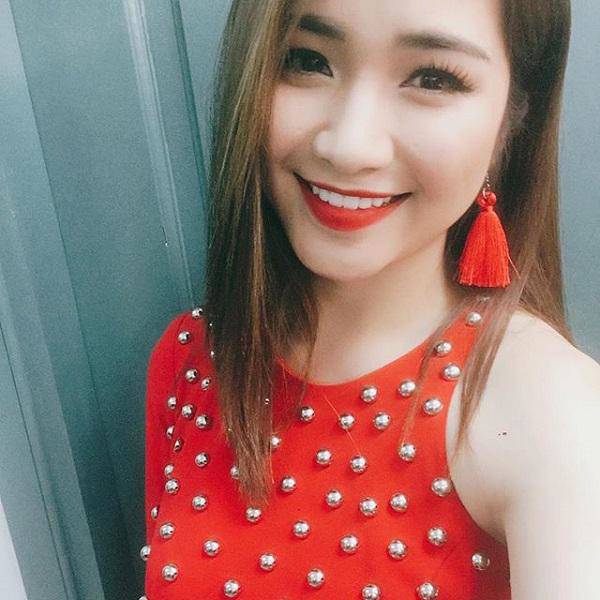 Dù có hơi thừa cân một chút nhưng cô vẫn rất tươi tắn, rạng ngời, tràn đầy sức sống.