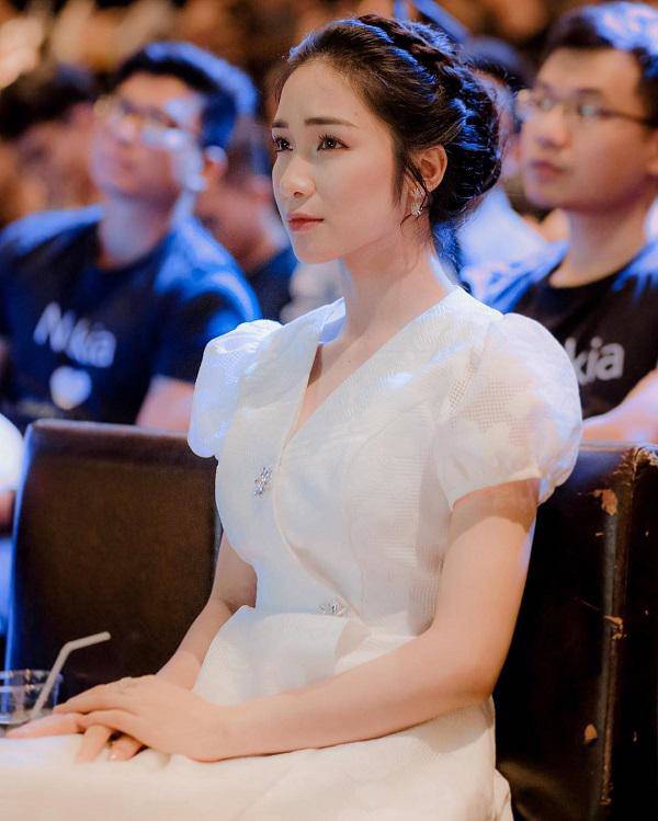 Sau thời gian luyện tập và có chế độ ăn hợp lý, cô nhanh chóng giảm được 10kg, lấy lại vóc dáng thon gọn, quyến rũ. Dáng người đã thon gọn, nước da trắng hồng, sống mũi cao, lớp layout trong suốt với màu son nude và hàng lông mày ngang, Hòa Minzy thực sự chinh phục khán giả bằng nhan sắc không chê đi đâu được.
