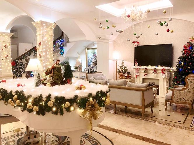 Hoa hậu Phạm Hương cũng đã sắm cây thông Noel khổng lồ, cùng những món quà nhiều màu sắc.  