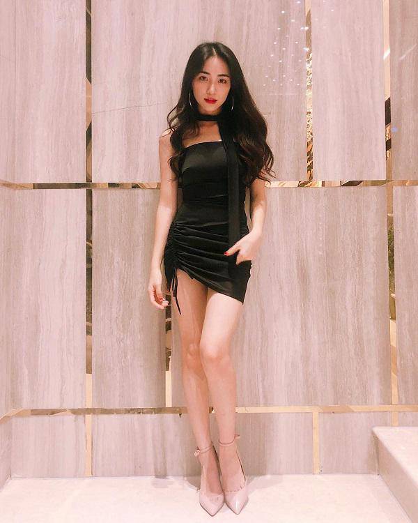Có vẻ Hòa Minzy là fan trung thành của tóc dài xoăn sóng. Chiếc váy đen cô đang mặc cùng tone với màu tóc rất tôn dáng cho quán quân học viện Ngôi Sao 2014.