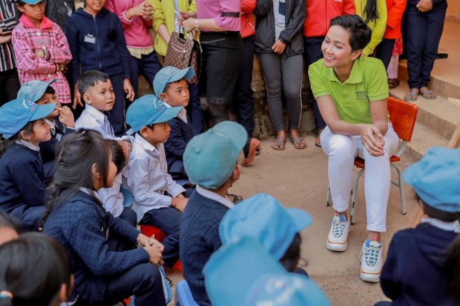 H'Hen Niê luôn muốn mang những điều tốt đẹp đến với buôn làng của mình.    