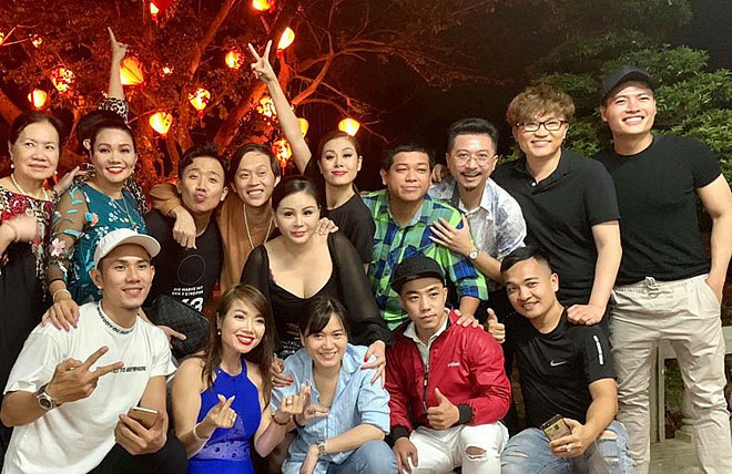 Nhiều năm trước, Hoài Linh thường tổ chức sinh nhật ở một nhà hàng quen thuộc ở quận 3, TP.HCM. Tuy nhiên năm nay đông đảo nghệ sĩ đã tụ tập về nhà thờ Tổ nghề tại quận 9 để chúc mừng danh hài thêm tuổi mới.    