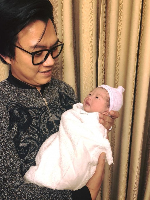 Hoàng Hiệp hạnh phúc bế con trên tay khi bé sinh vào đầu tháng 4/2018.    