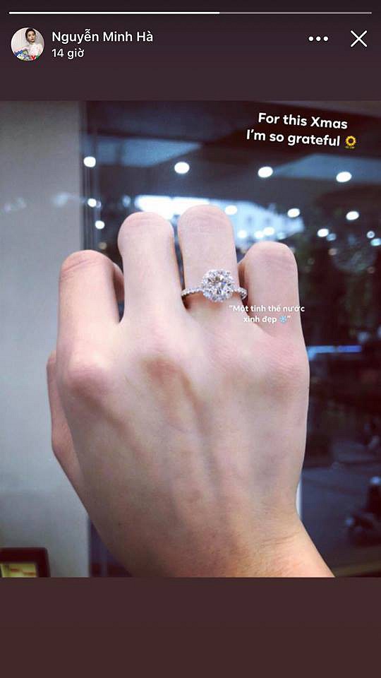 Bức ảnh nhẫn kim cương đeo ở ngón tay áp út của MC Minh Hà.