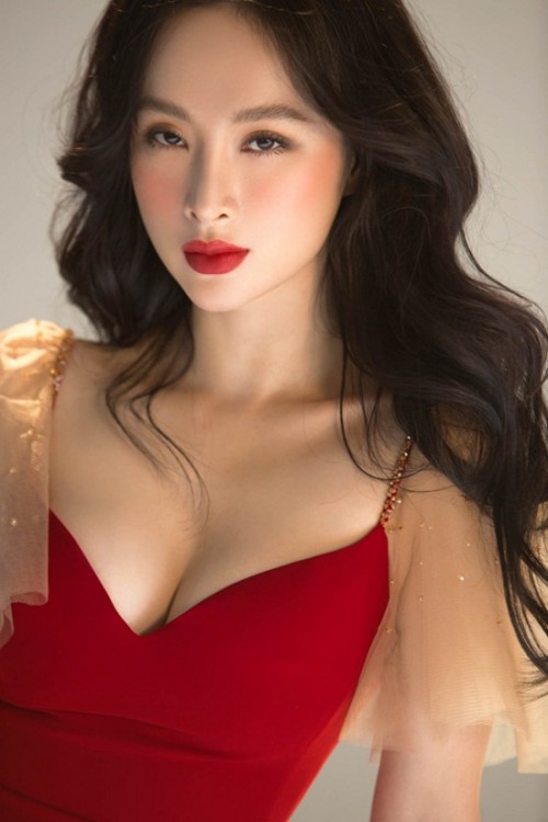 Angela Phương Trinh vừa khoe bộ ảnh mới nhân dịp Giáng sinh 2018 với vẻ đẹp hoàn hảo, không góc chết.  