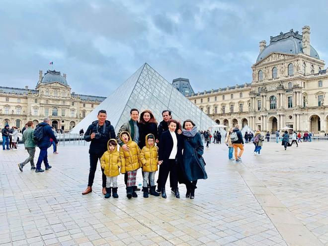 Nam diễn viên “Hương ga” cùng gia đình Hà Hồ đang tận hưởng kỳ nghỉ Noel ở Pháp.  