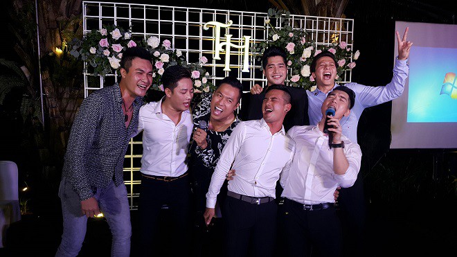 Trương Nam Thành chụp ảnh cùng các nghệ sĩ dự tiệc cưới, vui vẻ quẩy tưng cùng mọi người nhưng tuyệt đối không cho chụp ảnh vợ mình.