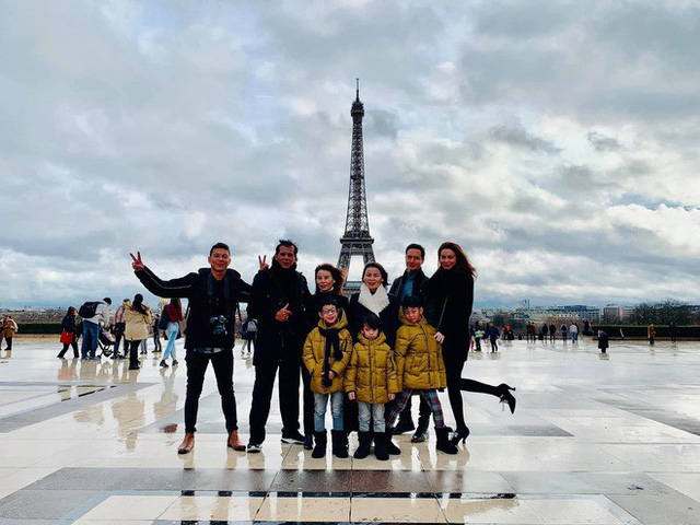Hình ảnh gia đình Hà Hồ  tận hưởng kỳ nghỉ Noel ở Pháp cùng Kim Lý . Nữ ca sĩ đi cùng bố mẹ và con trai.  