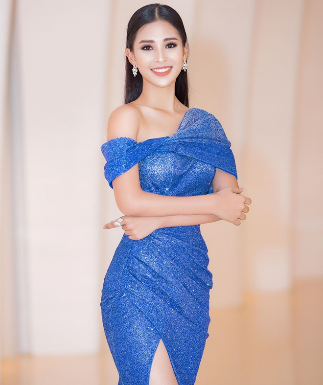 Hoa hậu Tiểu Vy tỏa sáng trong bộ đầm ôm dáng sắc xanh dương. Người hâm mộ kỳ vọng với nhan sắc hiện đại và cuốn hút, người đẹp Quảng Nam sẽ có thêm cơ hội tham gia cuộc thi hoa hậu quốc tế trong tương lai.