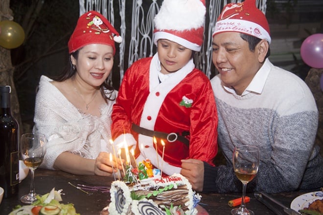 Gia đình Thanh Thuý hạnh phúc trong dịp giáng sinh cũng là sinh nhật đạo diễn Đức Thịnh    