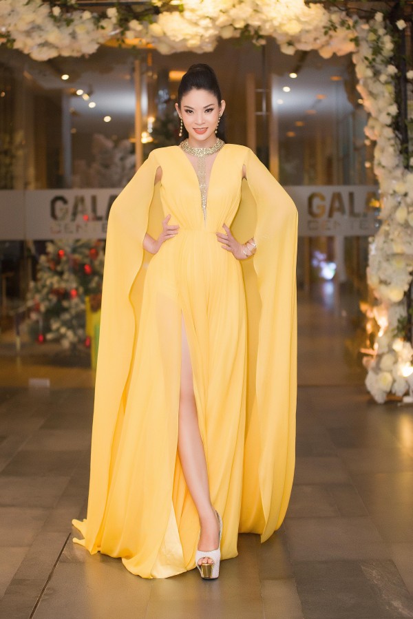 Top 10 Hoa hậu Việt Nam 2004 - Phạm Hoàng Yến khiến người đối diện chẳng thể rời mắt trong chiếc váy vàng tuyệt đẹp.  