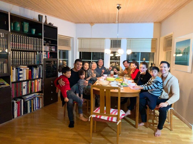 Gia đình Hồ Ngọc Hà - Kim Lý quây quần bên bàn ăn.    