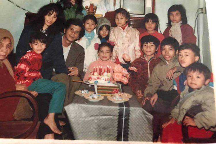 Hình ảnh Hà Hồ xinh xắn trong chiếc áo hồng đón sinh nhật khi còn nhỏ.
