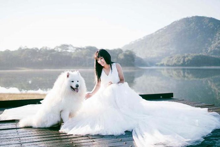 Phương Thanh chia sẻ bức ảnh mặc áo cô dâu khiến nhiều người tò mò.    