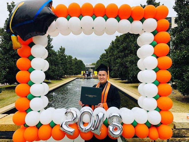 Hoài Linh tự tay đăng tải ảnh con trai tốt nghiệp sau đại học ở Mỹ ngày 20/12 vừa qua. (Ảnh: FB)  